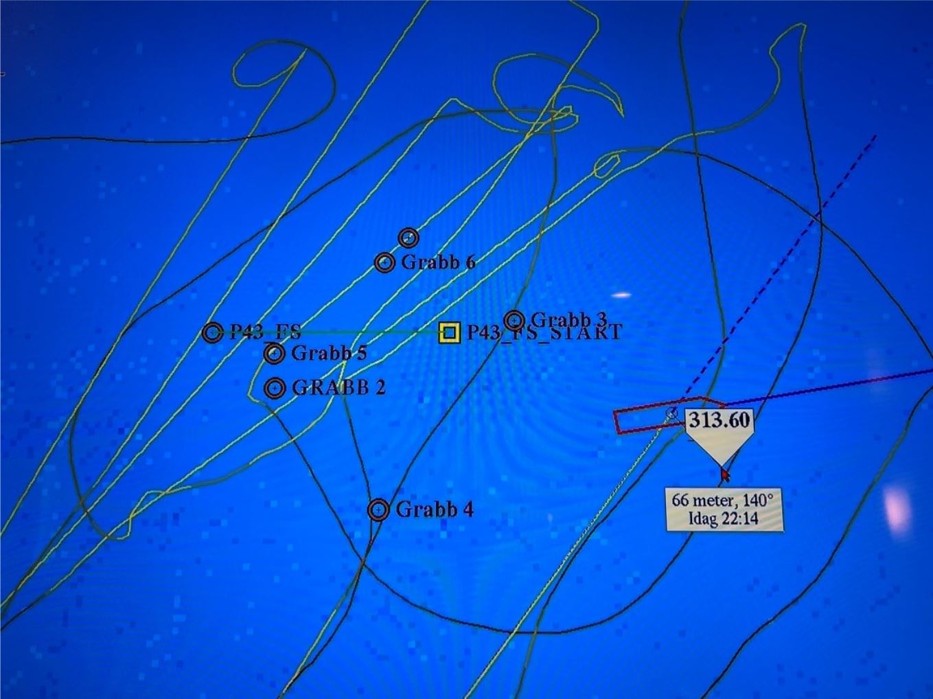 Mange linjer som viser kurslinjen til prøvetakingen på havfarge-blå bakgrunn. 