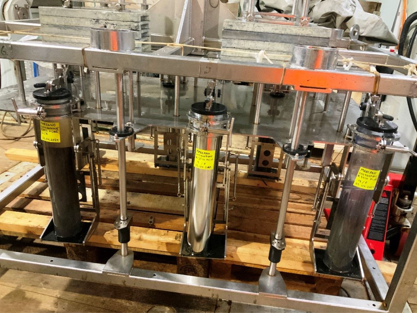 En større maskin som holder tre sylindere som inneholder prøvetakingen.