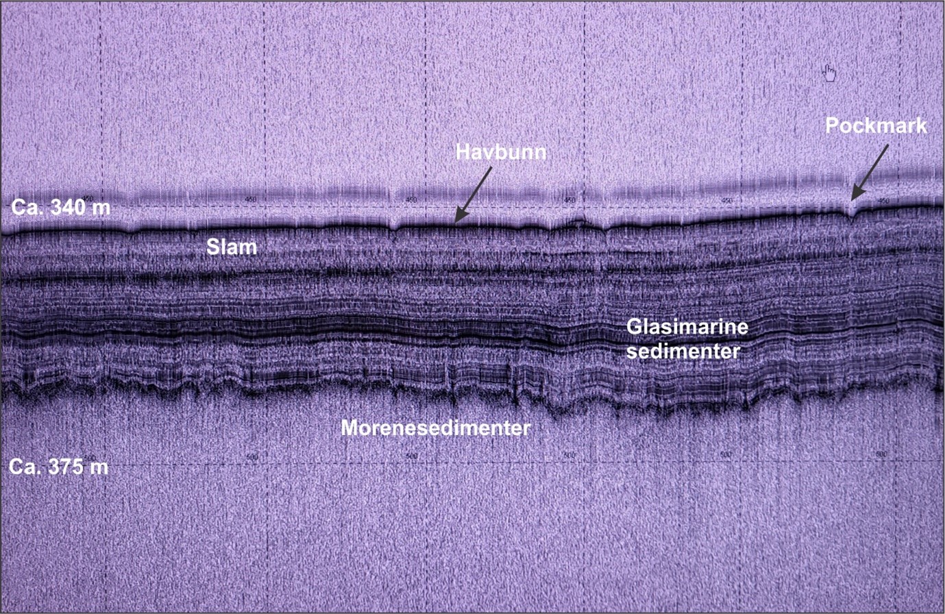 Svart-hvitt bilde som viser havbunnens sedimenter på 340 meters dyp til 375 meters dyp.