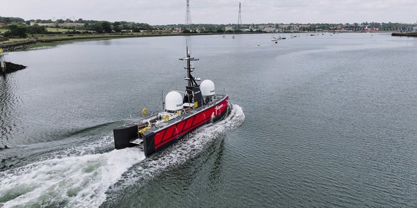USV på seilas inni ei hamn.