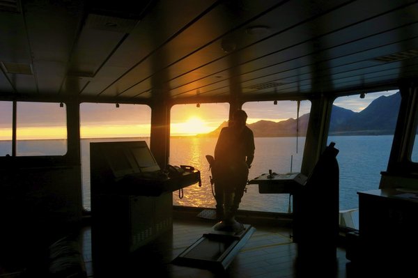 Solnedgang sett fra broa om bord i et fartøy. Foto: Mareano