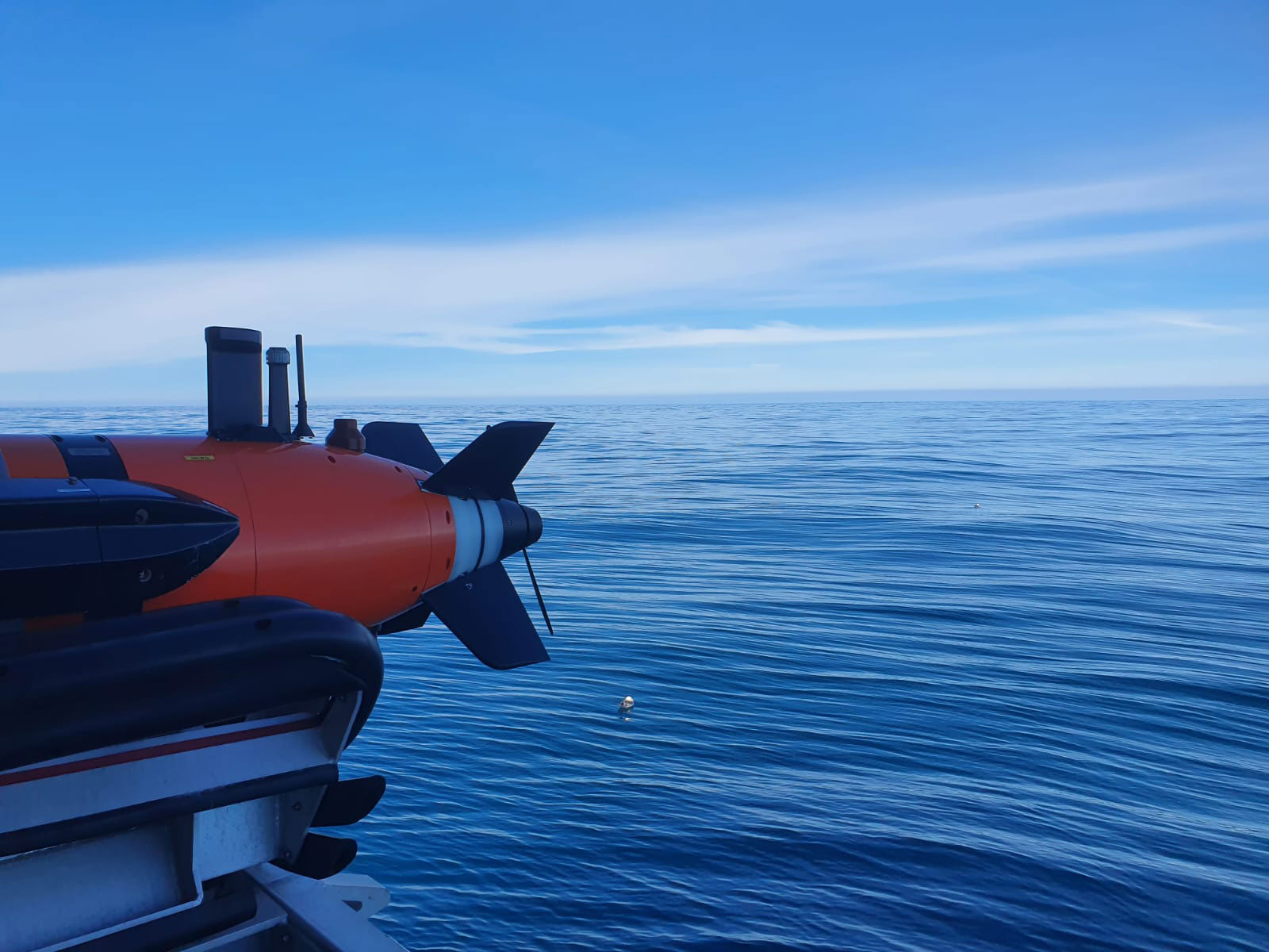 Bilde av propellen og bakre del av Munin mot rolig hav og blå himmel.