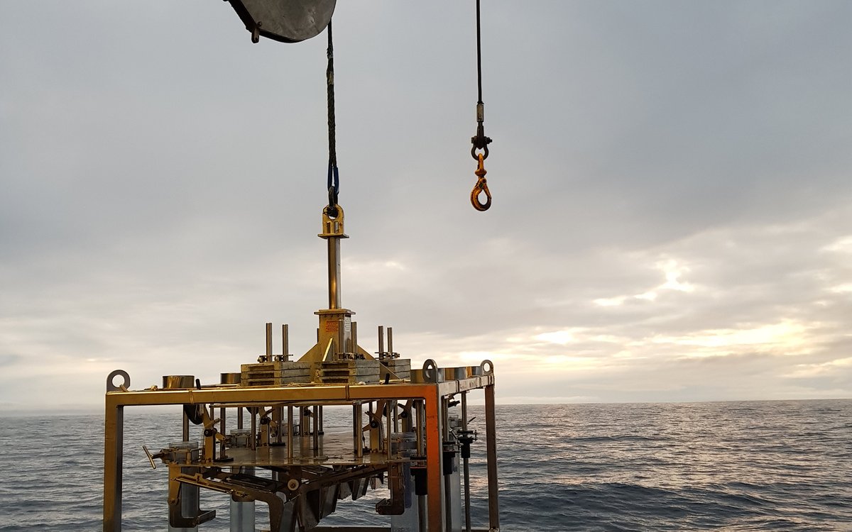 foto av multikjernetaker på vei ned i havet