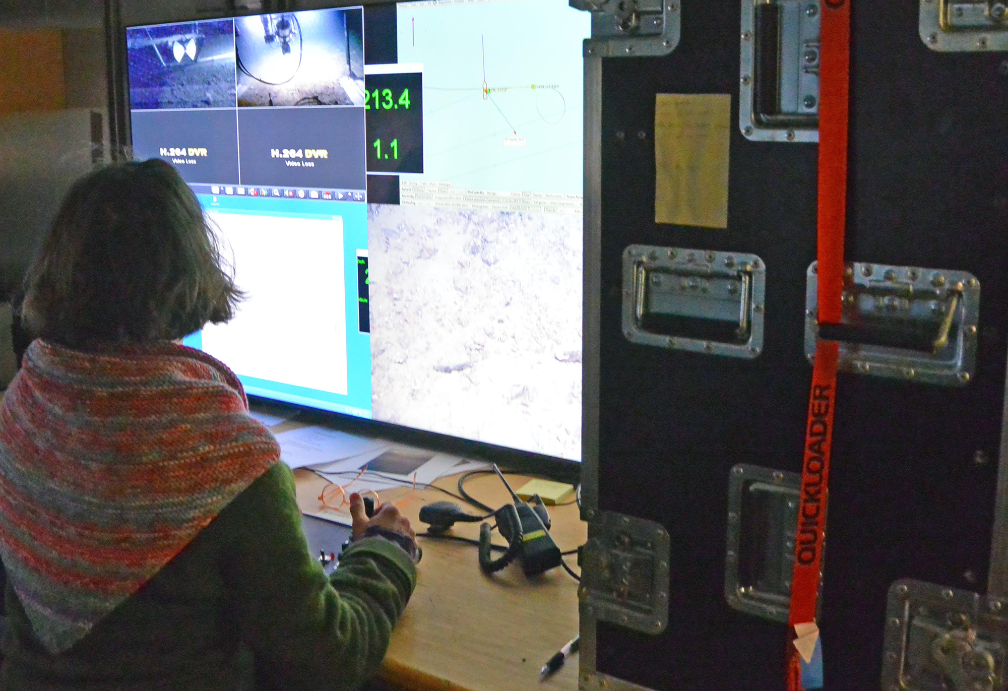 Josefina Johansson, HI, styrer minigrabben med joystick-en fra videorommet.