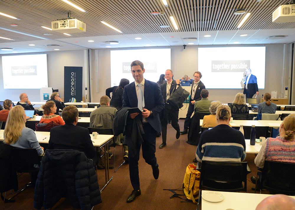 Statsråd Andreas Bjelland Eriksen og hans politiske rådgiver Kristoffer André Hansen på Mareano-konferansen.
