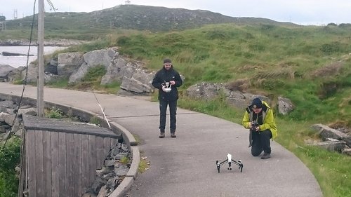 To menn og en drone. Foto.