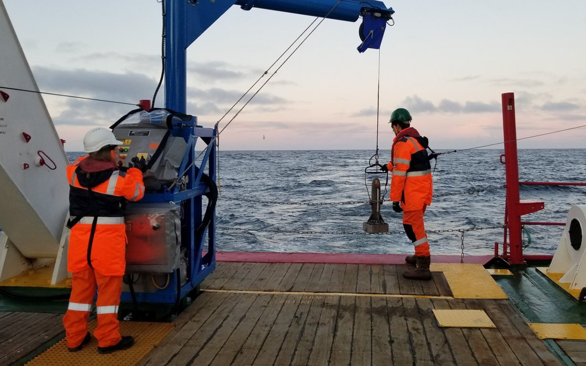 To menneske om bord eit fartøy gjer klar lydprofilmålar som skal settast ut i havet.