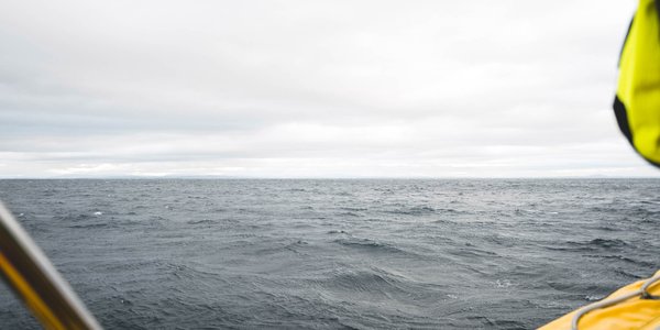 Utsikt utover Nordsjøen fra fartøy. Lavt skydekke.
