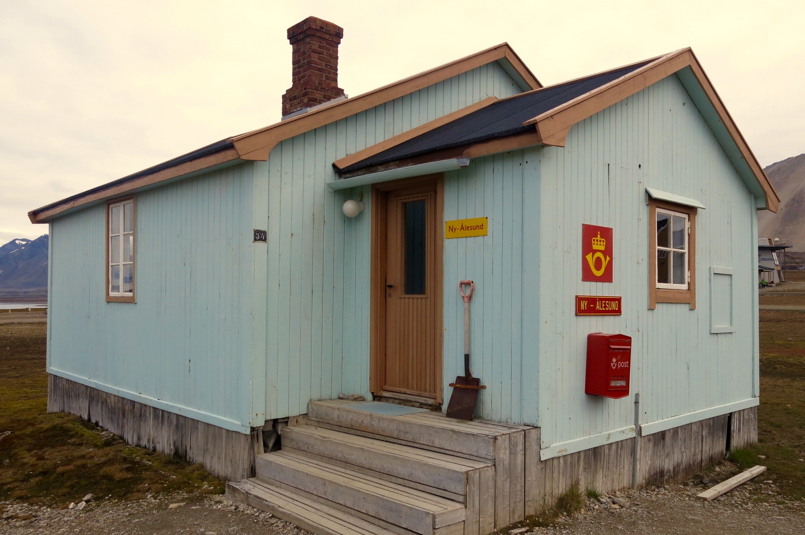 Hus med postkontoret i Ny-Ålesund. 