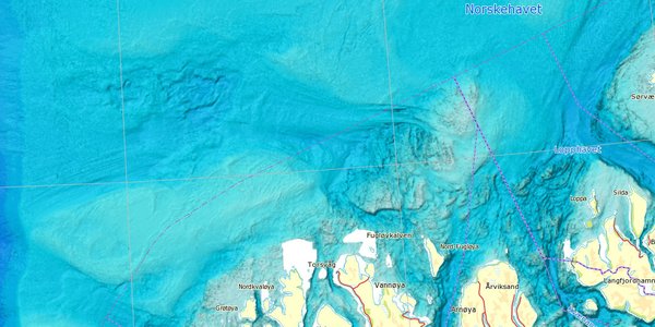 kart som fremhever topografiske detaljer i havbunnen og landskapet langs den nordlige norskekysten, med fokus på dybde og relieff