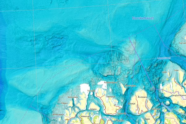 kart som fremhever topografiske detaljer i havbunnen og landskapet langs den nordlige norskekysten, med fokus på dybde og relieff